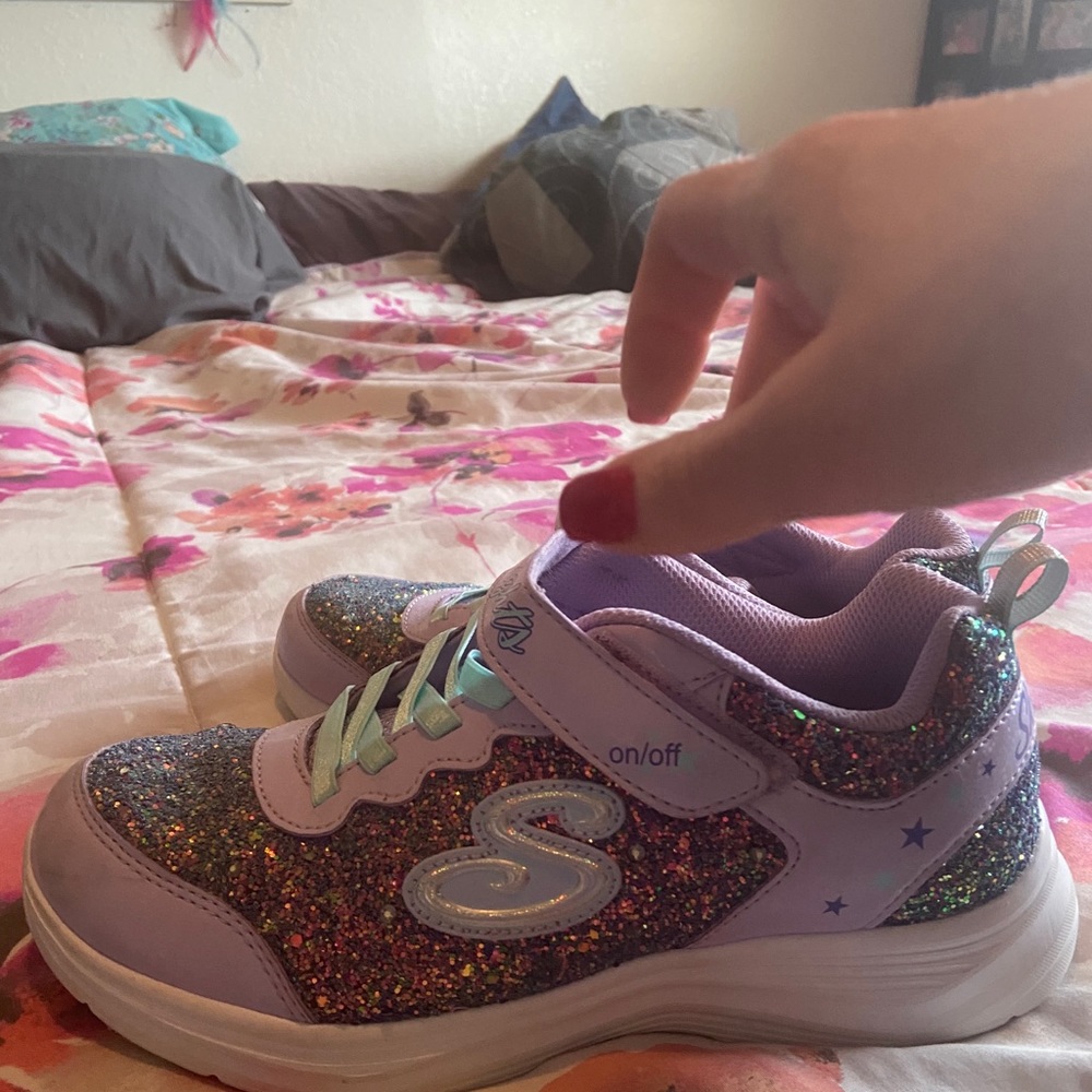 Big girls size 5 light up Skechers